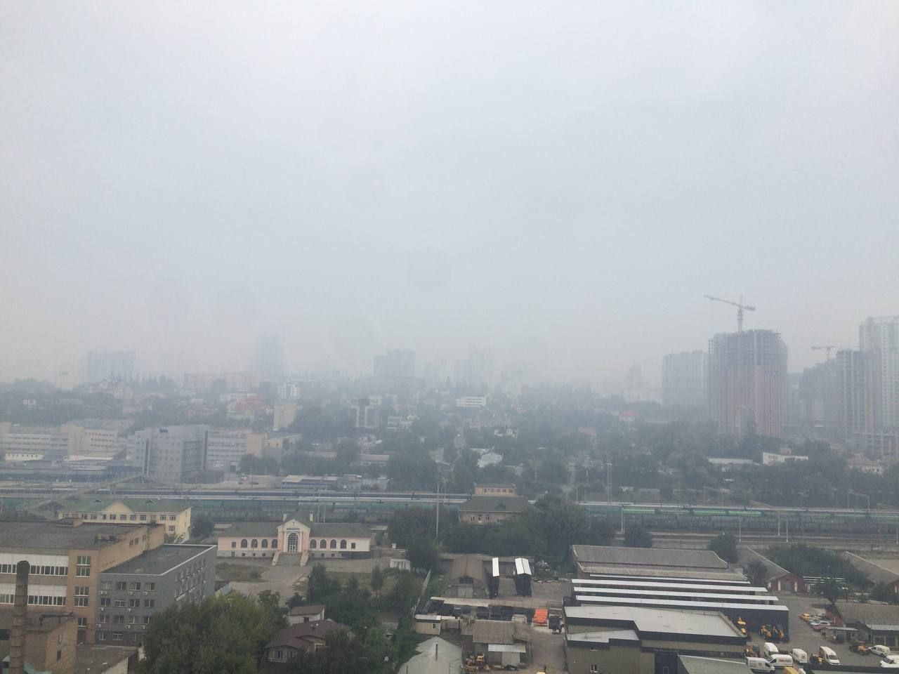 Дым в Голосеевском районе Киева