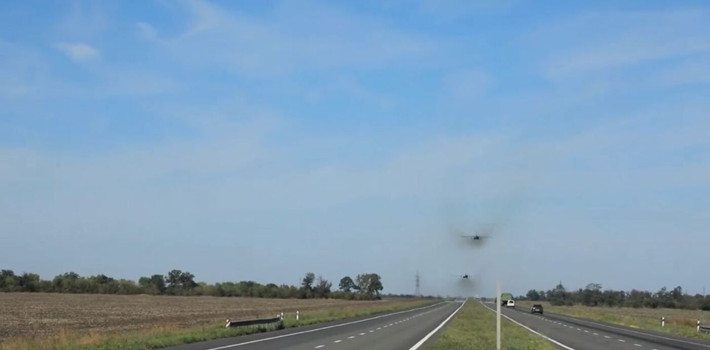 У Сухопутних військах показали проліт Су-25 на Донеччині