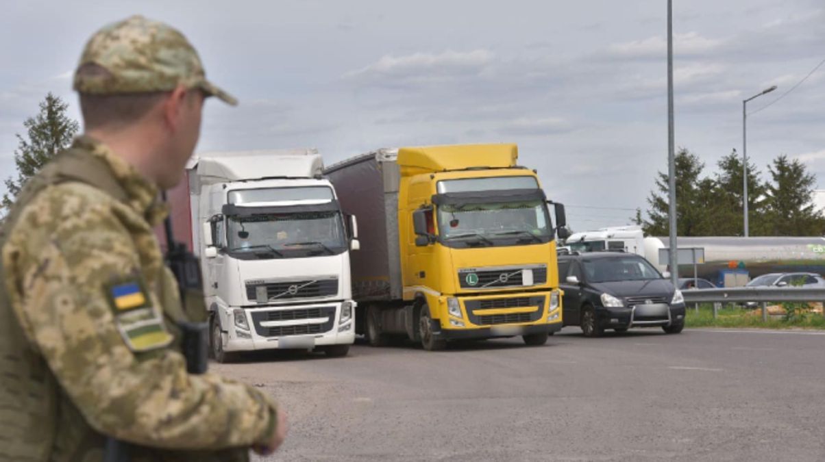 Вантажівки на кордоні