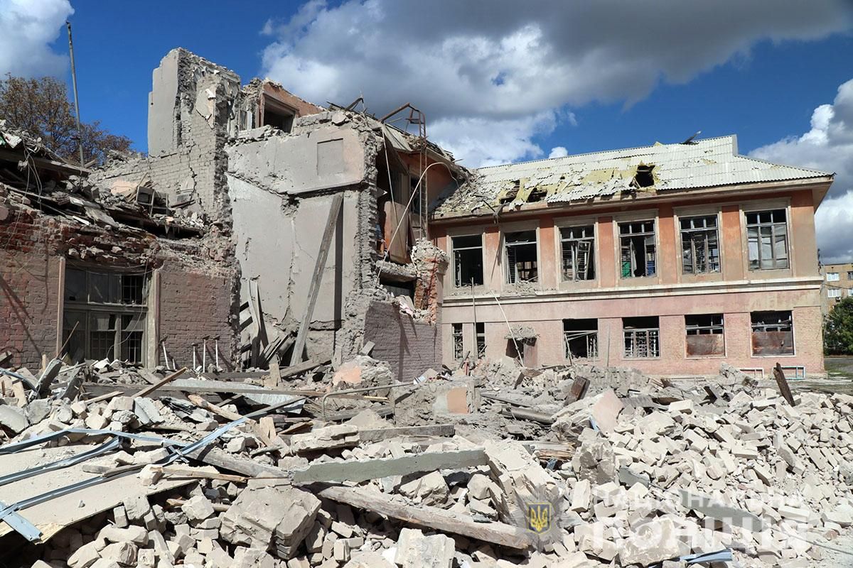 Росіяни знищили на Донеччині гімназію, яка пережила нацистську навалу Росіяни знищили на Донеччині гімназію, яка пережила нацистську навалу