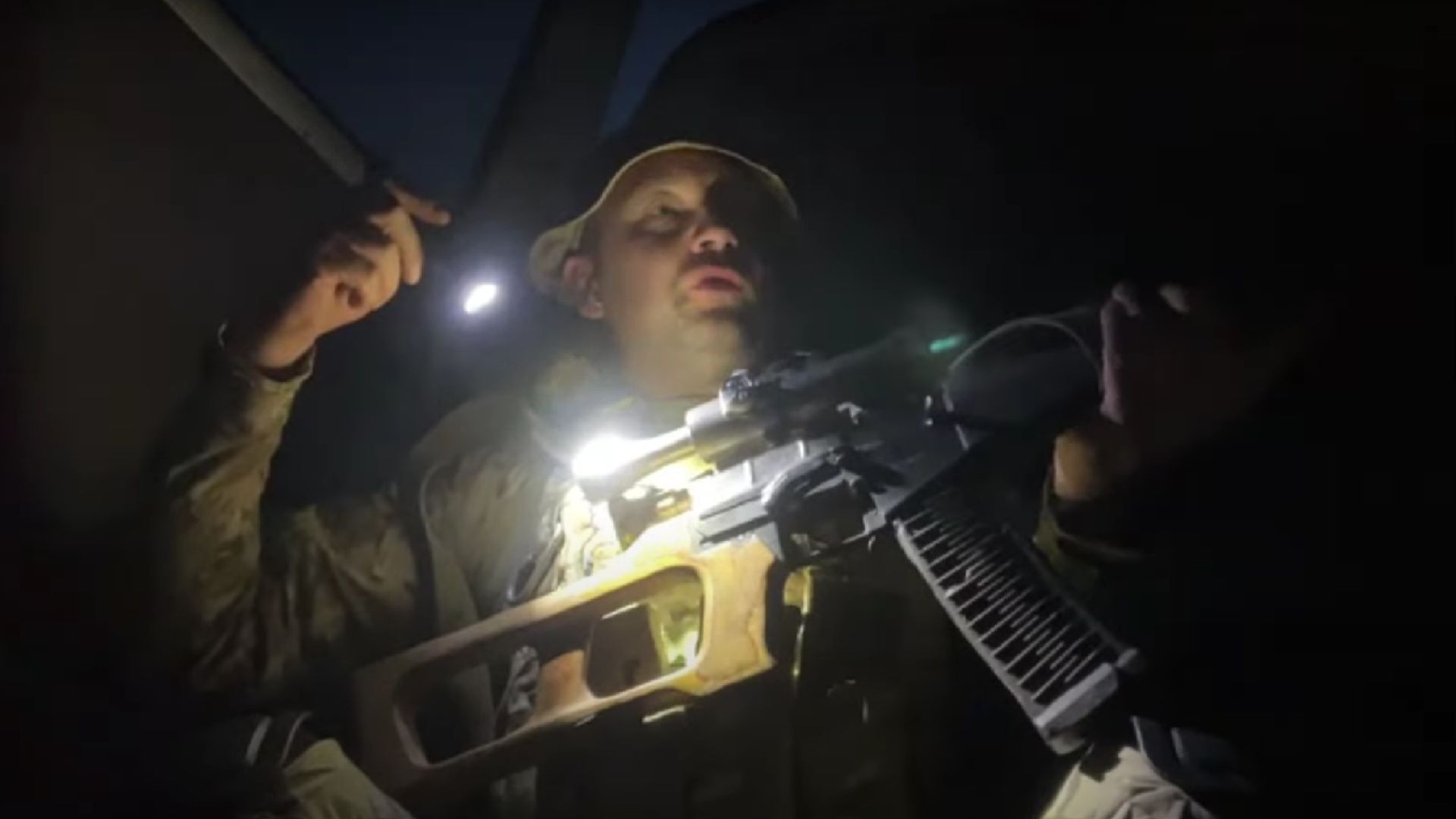 Макарук показывает русскую винтовку Макарук показывает русскую винтовку