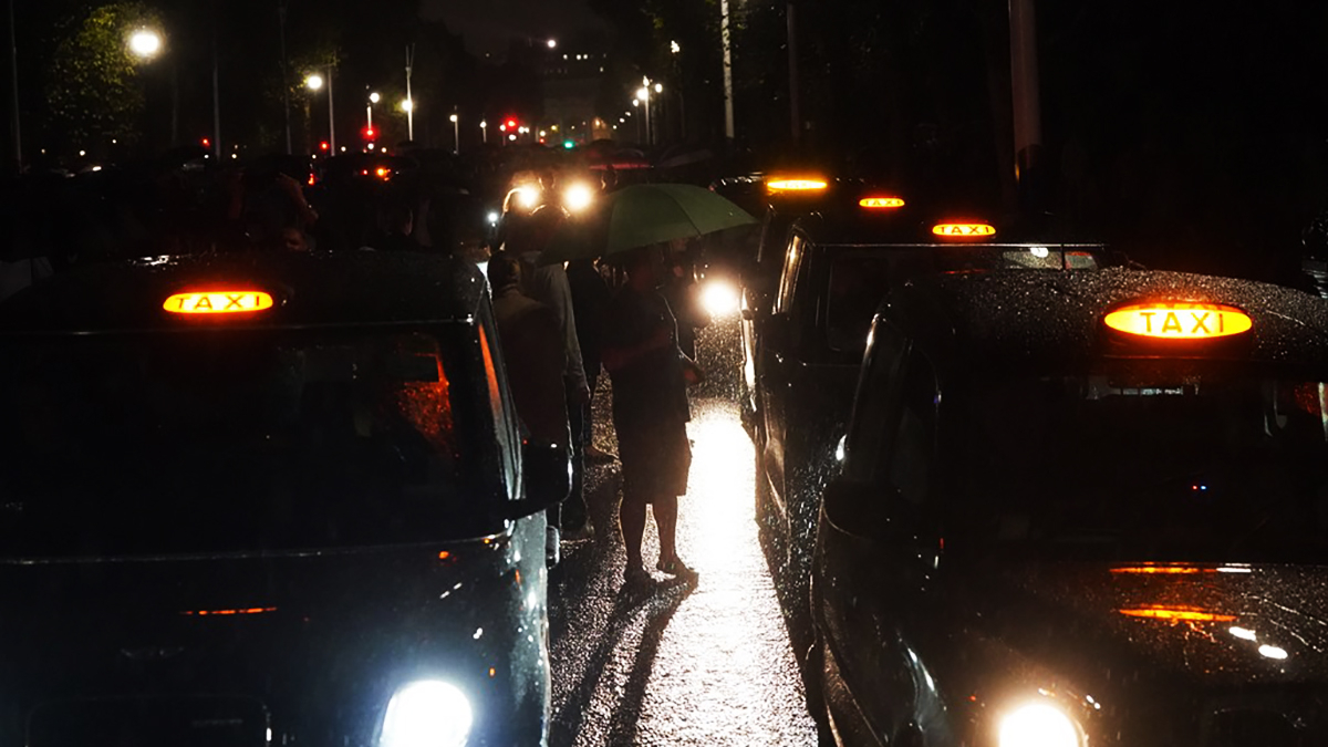 До Букінгемського палацу приїхали десятки чорних таксі
