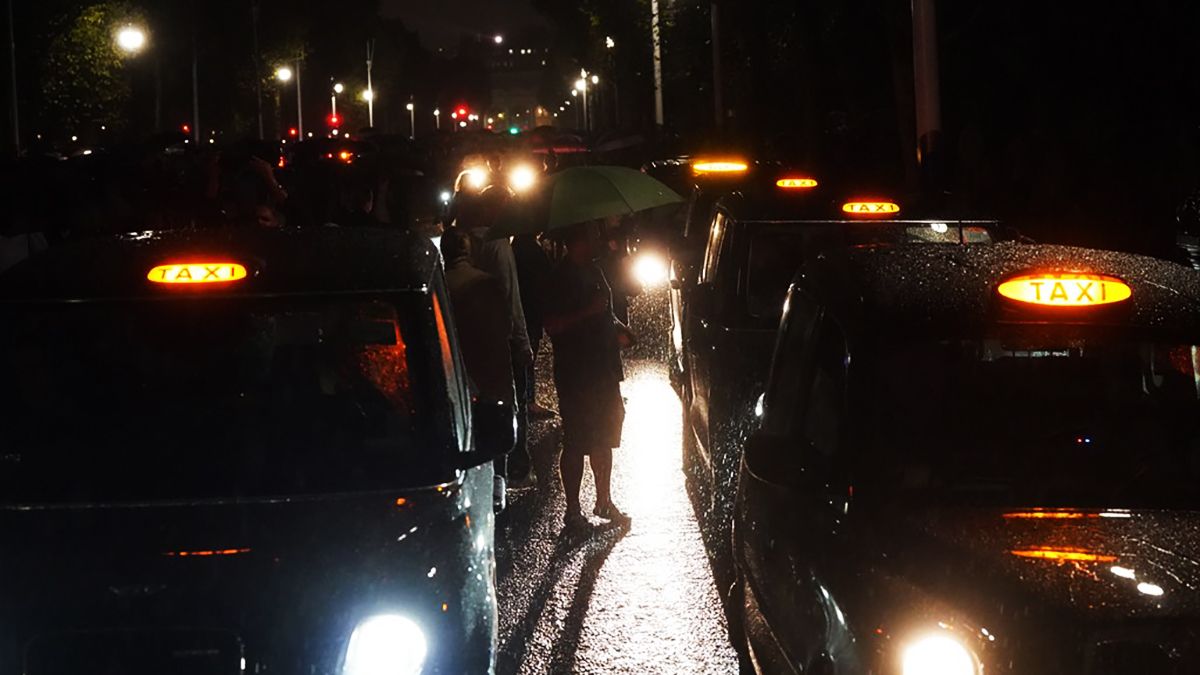 В Букингемский дворец приехали десятки черных такси