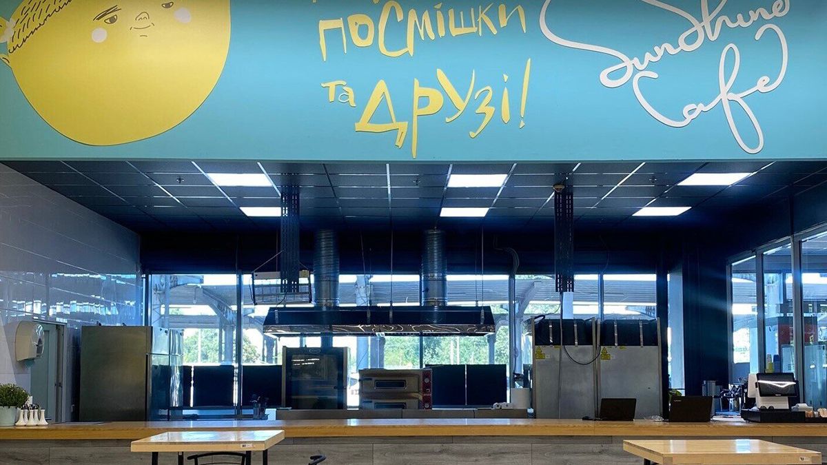 В киевском ТЦ МЕТРО Почайна открылось социальное кафе: в чем его особенность