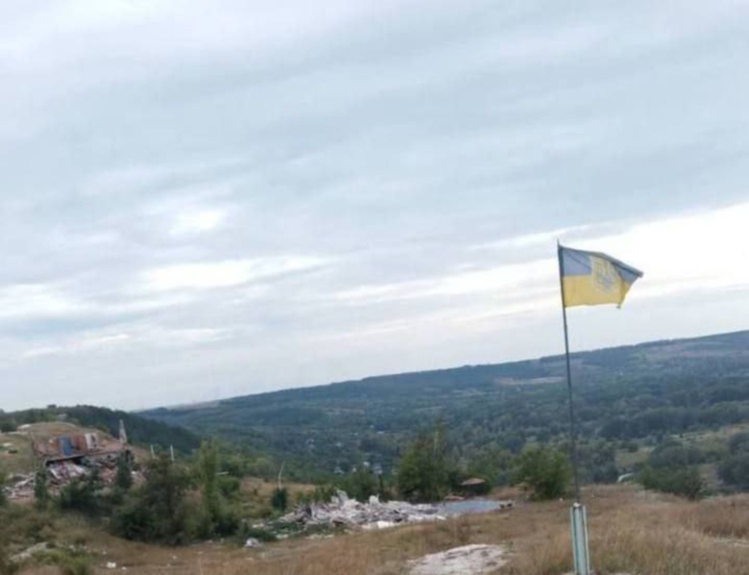 Над самой высокой точкой Харьковщины уже развевается сине-желтый флаг, – заместитель мэра Изюма