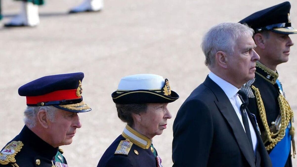 Чарльз III очолив процесію за труною Єлизавети II - як прощаються