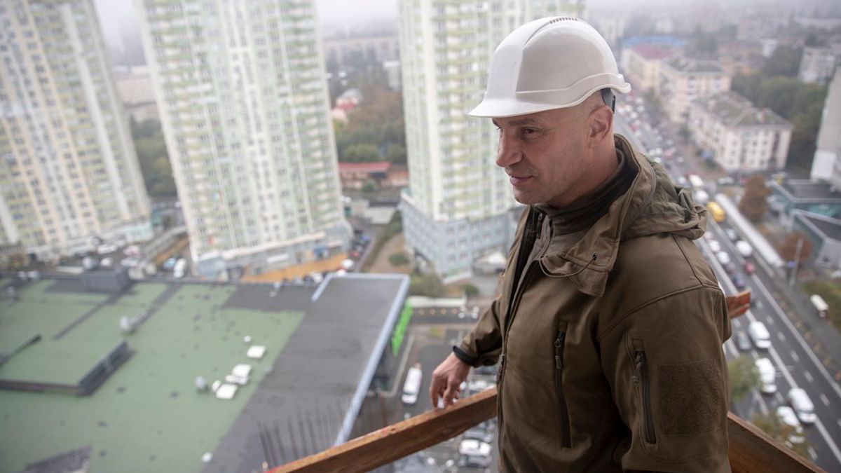 Кличко побывал в домах Киева, пострадавших от вражеских обстрелов