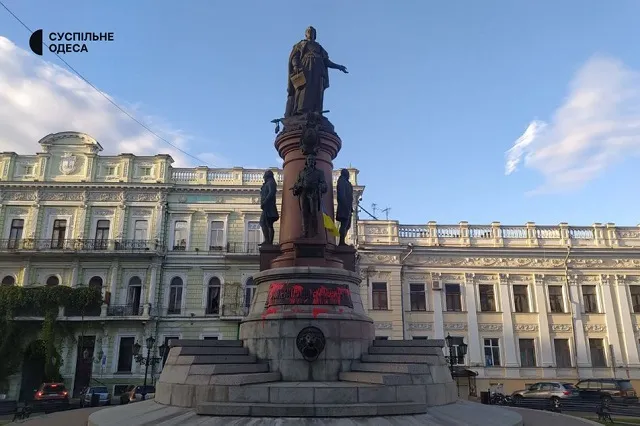 В Одессе облили краской памятник Екатерине II