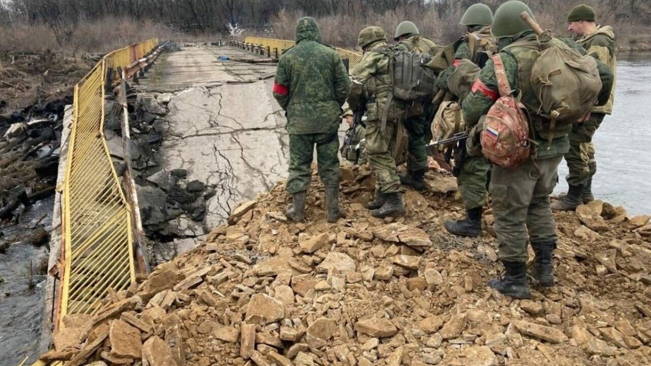 Росіяни тікають з війни - як окупанти тікають з поля бою 