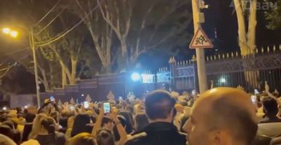 В Ереване продолжают требовать отставки Пашиняна – толпа штурмует парламент Армении
