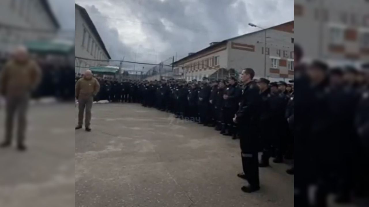 В сети показали, как пригожин вербует зэков в ПВК Вагнера В сети показали, как пригожин вербует зэков в ПВК Вагнера