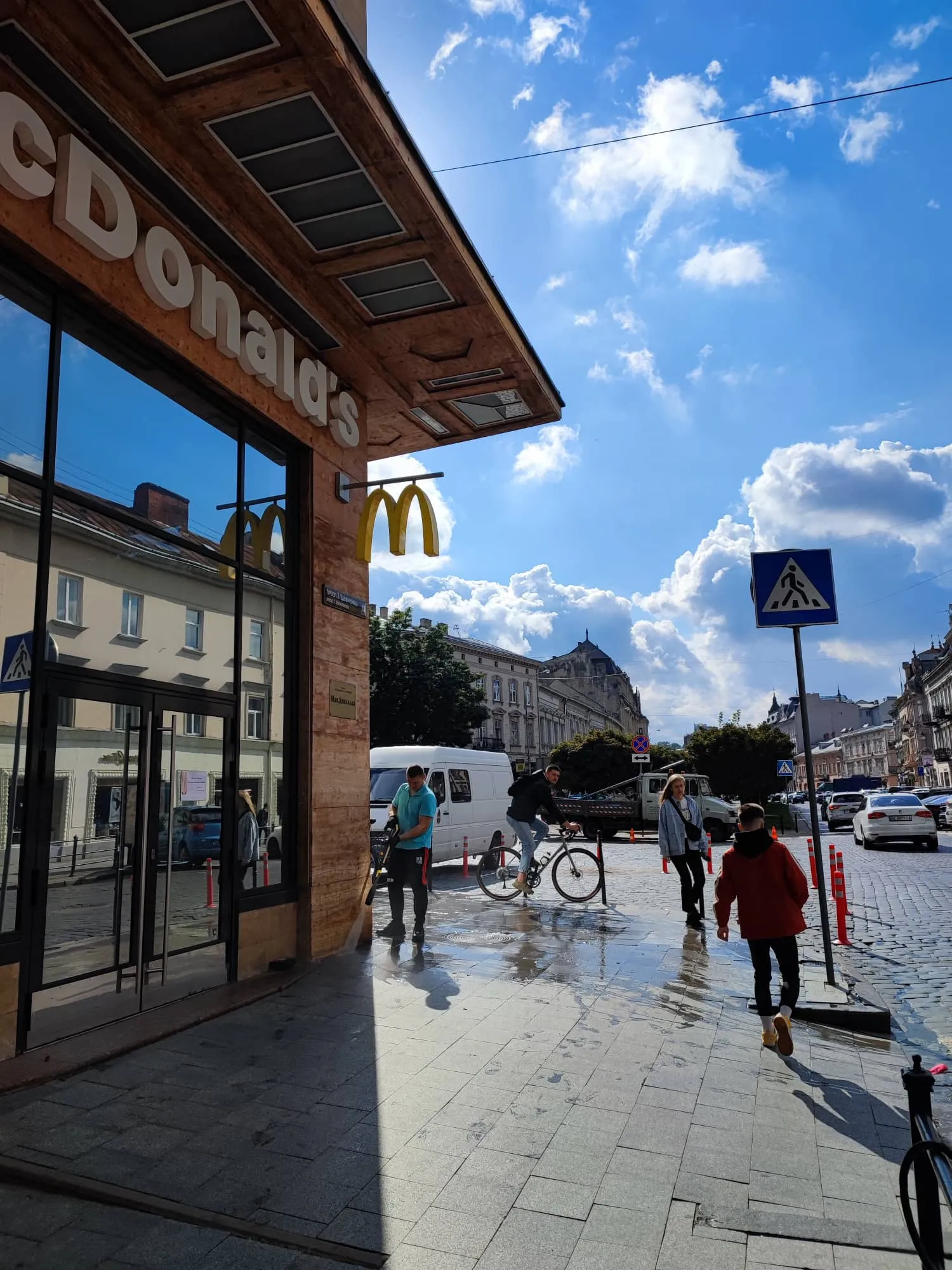 У Львові працівники McDonald's прибирають територію