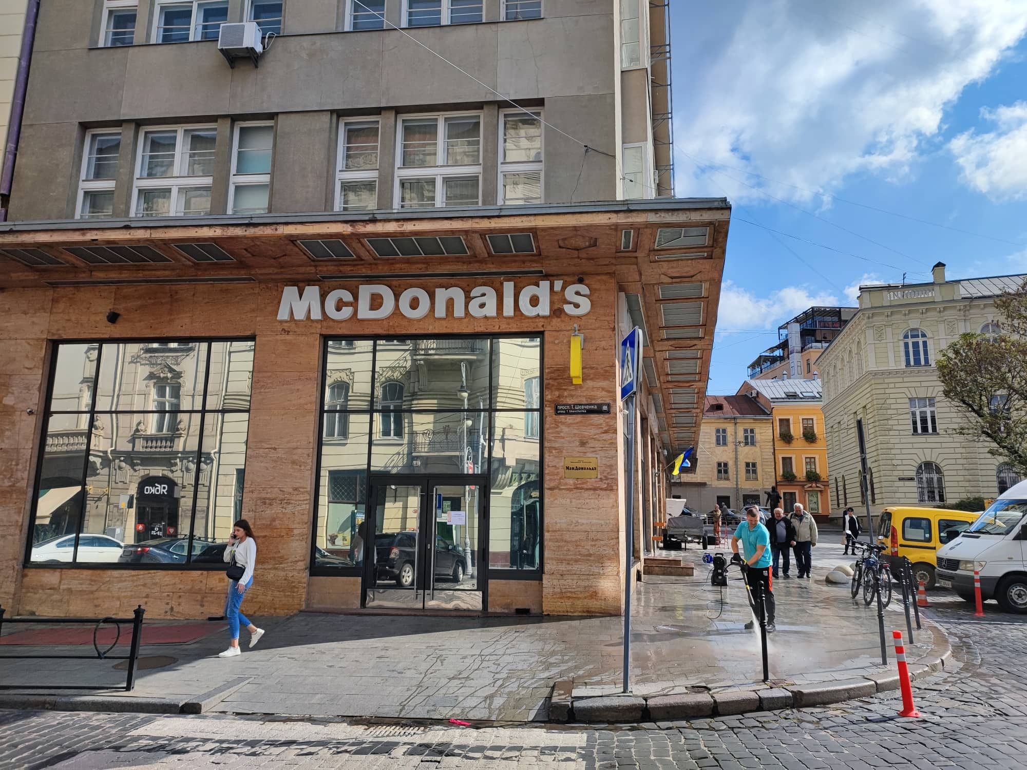 McDonald's во Львове начали убирать на фоне интригующих сообщений McDonald's во Львове начали убирать на фоне интригующих сообщений