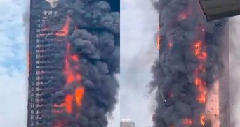 У Китаї потужний вогонь охопив хмарочос: будівля повністю згоріла за 20 хвилин