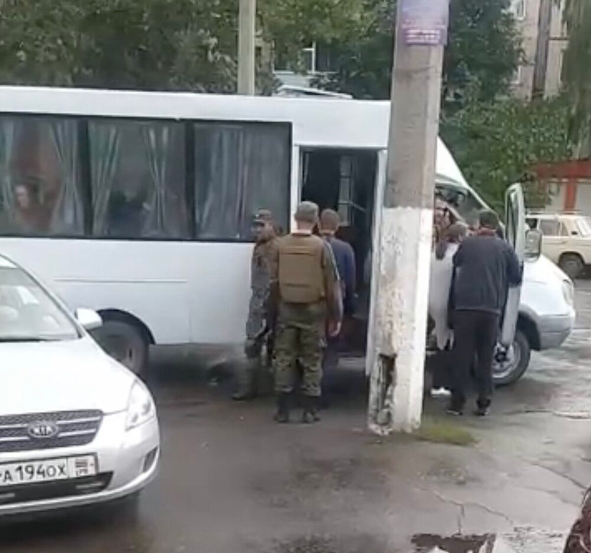 На Донбассе россияне продолжают жесткую мобилизацию – загоняют всех в бус На Донбассе россияне продолжают жесткую мобилизацию – загоняют всех в бус