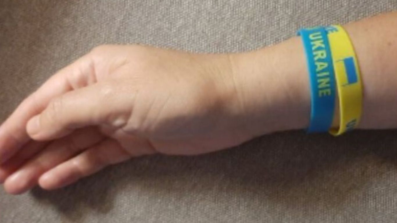 Українці поширюють фото руки з браслетом з Ізюма - флешмоб Українці поширюють фото руки з браслетом з Ізюма - флешмоб