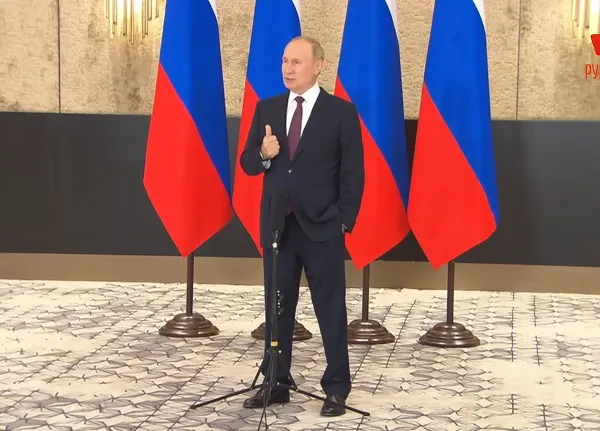Владимир Путин во время пресс-конференции на саммите ШОС держал руку в кармане штанов
