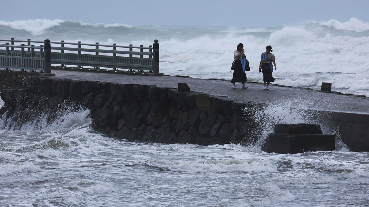 В Японии бушует тайфун
