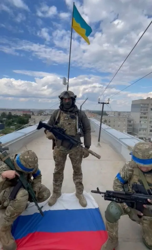бойцы Kraken с украинским флагом над Балаклеей