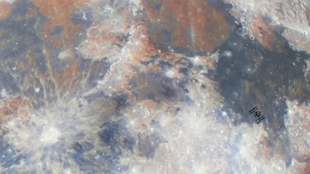 МКС на фоне Луны МКС на фоне Луны