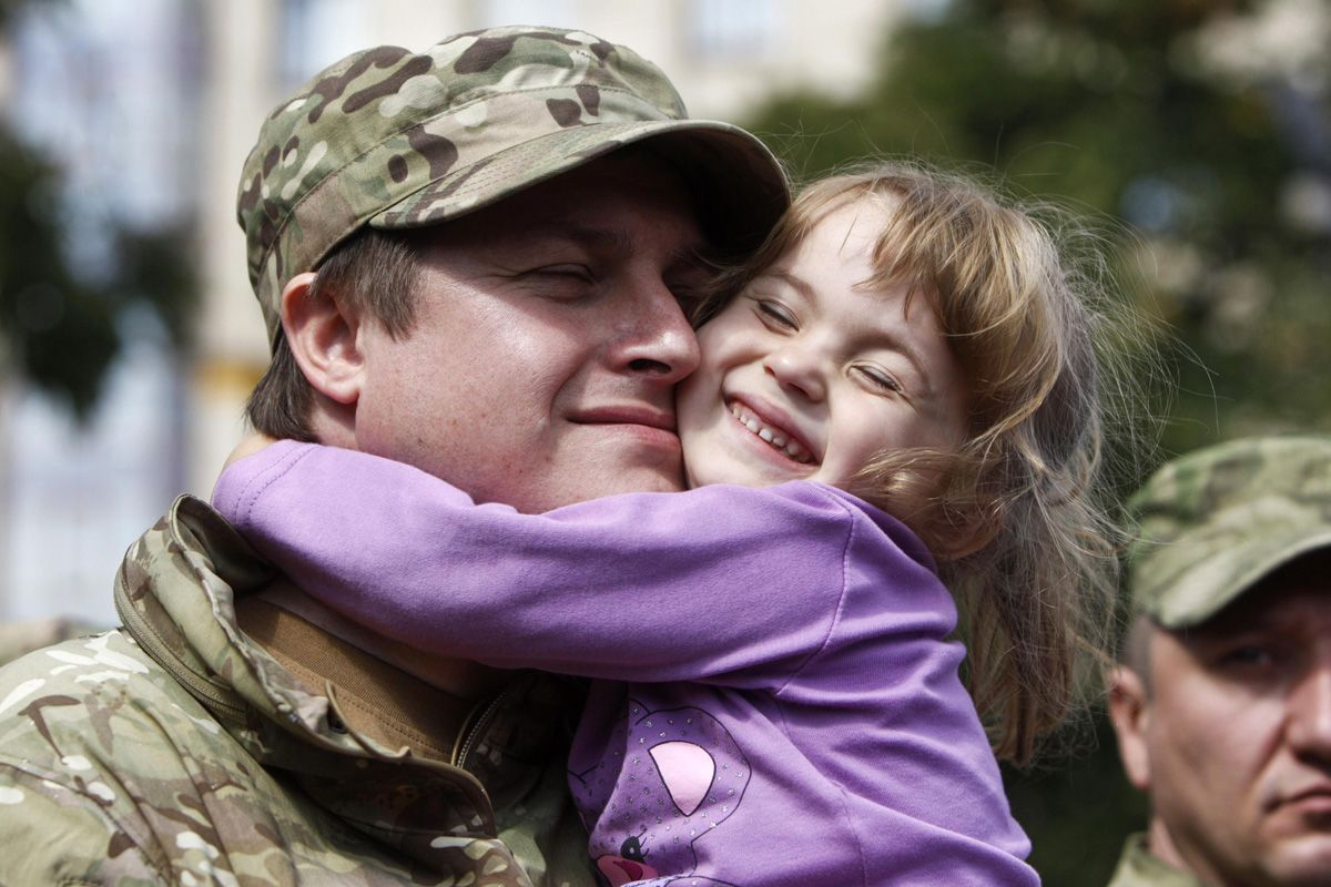 Війна в Україні - про що батькові говорити з дитиною, якщо він не поряд - 24 канал - Освіта
