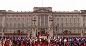 Єлизавета II востаннє побувала біля воріт Букінгемського палацу: як персонал зустрічав королеву