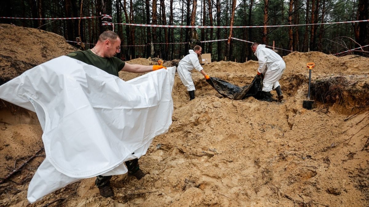 Ексгумація тіл вбитих в Ізюмі Ексгумація тіл вбитих в Ізюмі