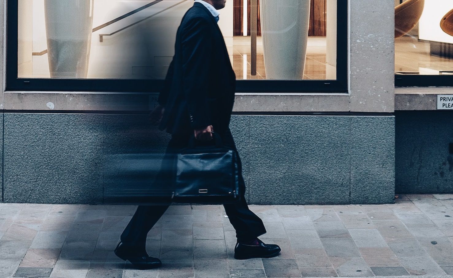 Держслужбовець під час воєнного стану вивіз за кордон понад 2 мільйони доларів Держслужбовець під час воєнного стану вивіз за кордон понад 2 мільйони доларів