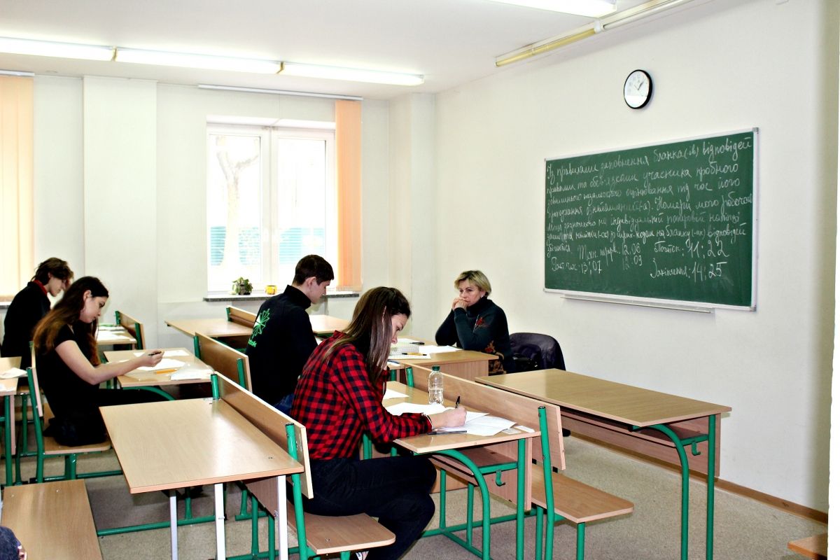 Премія для школярів - у Рівному дівчина отримала понад 1000 доларів премії Премія для школярів - у Рівному дівчина отримала понад 1000 доларів премії