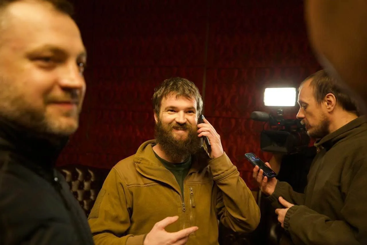 Звільнення полонених захисників Звільнення полонених захисників