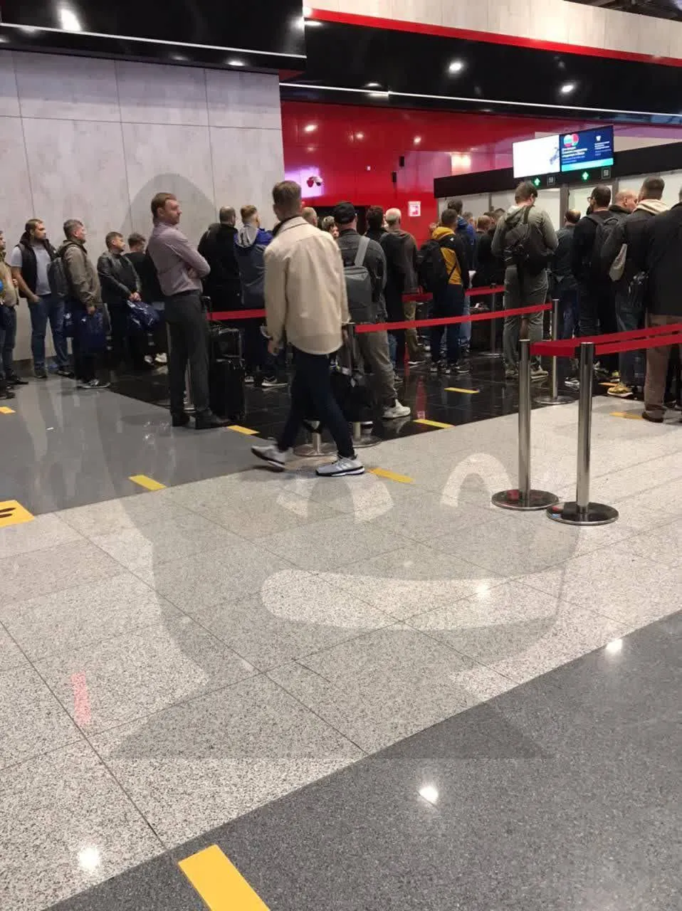 російські аеропорти заповнені чоловіками російські аеропорти заповнені чоловіками