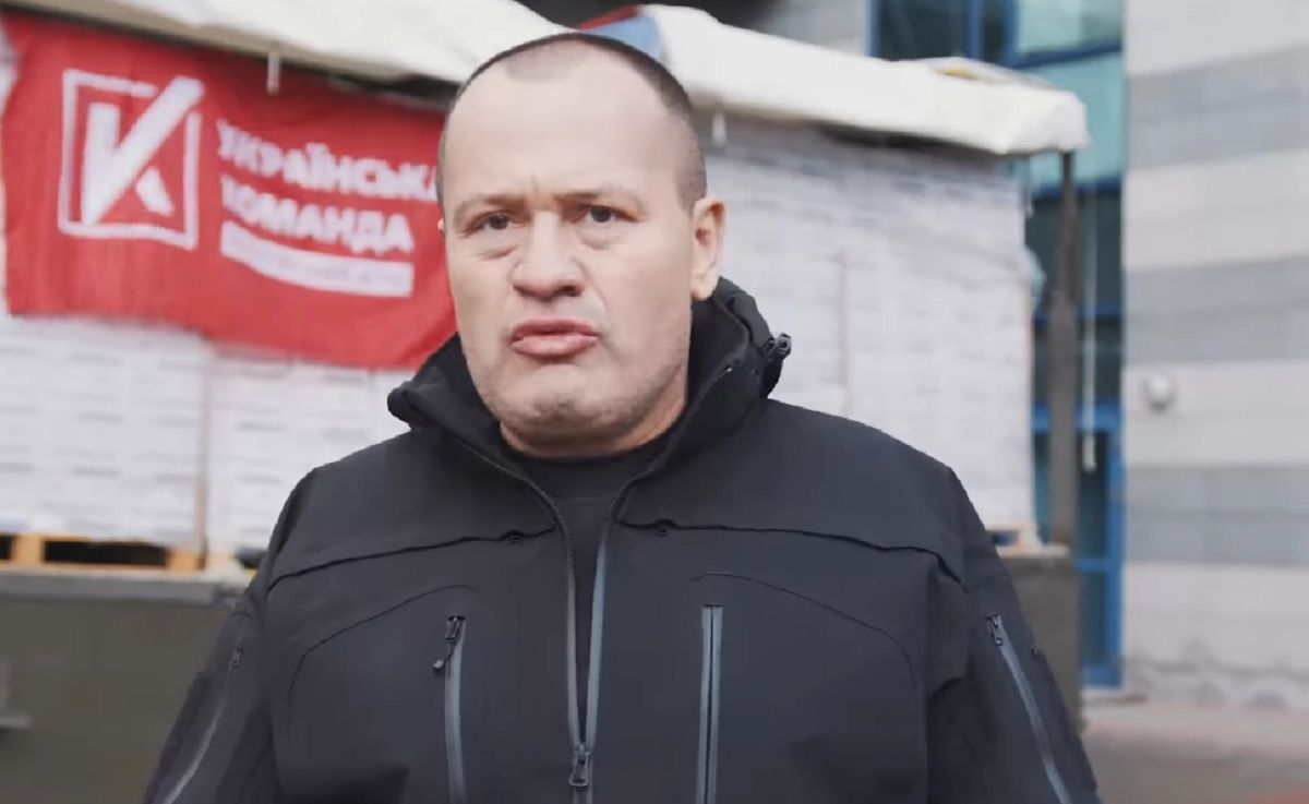 Волонтери передали 12 тонн продуктових наборів жителям Демидова та переселенцям Волонтери передали 12 тонн продуктових наборів жителям Демидова та переселенцям