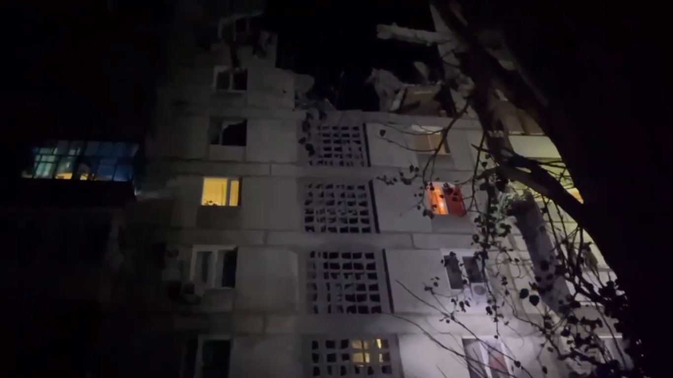 Россияне ударили по многоэтажке в Торецке
