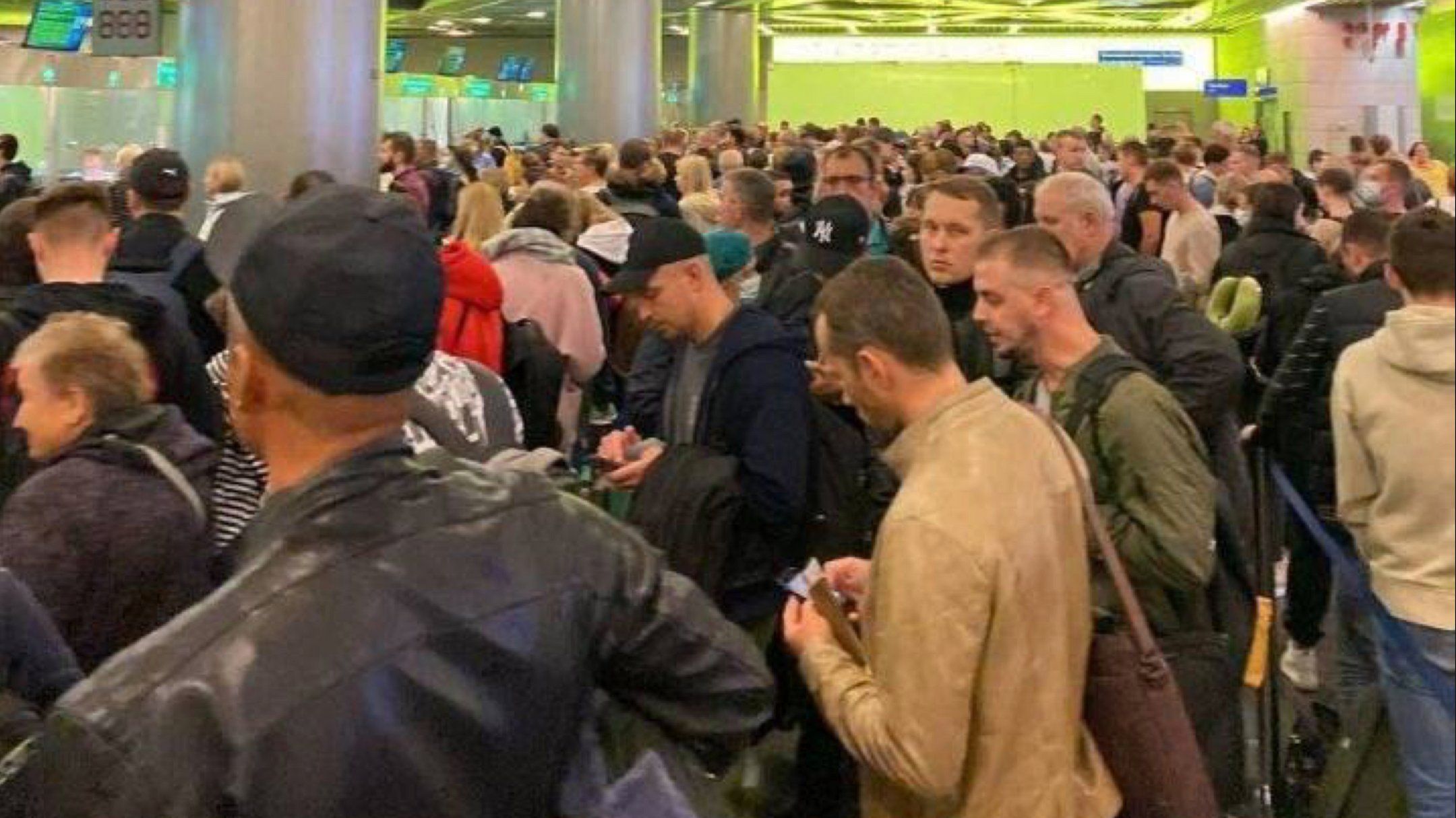 Очередь в московском аэропорту "Внуково" Очередь в московском аэропорту "Внуково"