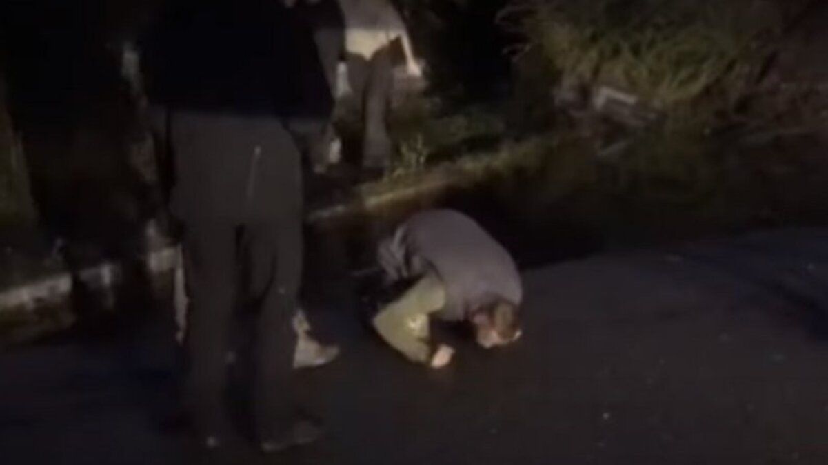 Герої повернулись додому: український захисник поцілував рідну землю після полону - 24 Канал Герої повернулись додому: український захисник поцілував рідну землю після полону - 24 Канал