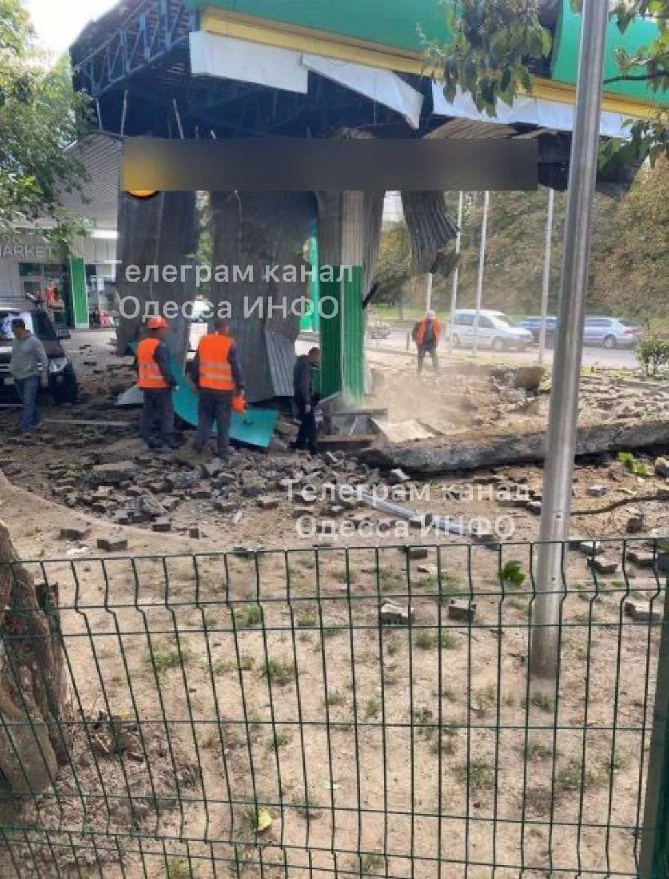 В Одесі влучили по АЗС В Одесі влучили по АЗС