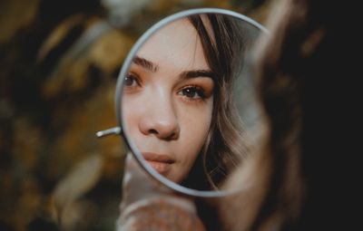 Любите смотреть в зеркало: как это влияет на психическое здоровье