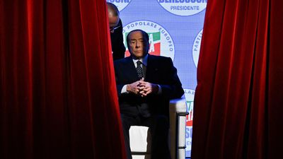 Як Берлусконі зашкварився напередодні виборів у прямому ефірі італійського RAI 1