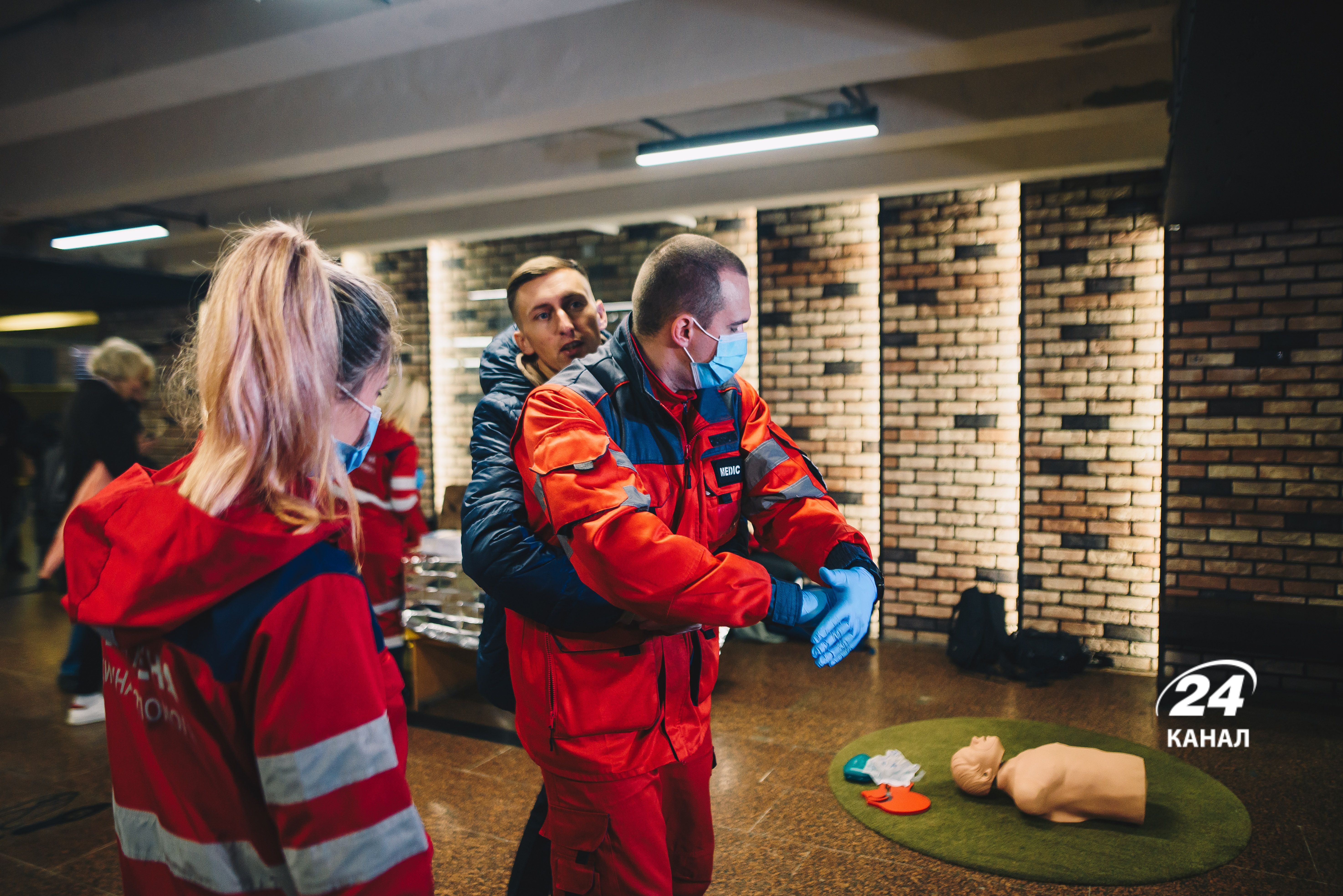 В метро в Киеве прошли тренинги по оказанию медицинской помощи - фоторепортаж