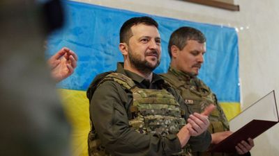 Зеленський нагородив почесною відзнакою військові частини Сухопутних військ ЗСУ