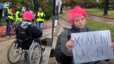 "Хочешь как я": в центре Москвы девушка в инвалидной коляске устроила одиночный митинг