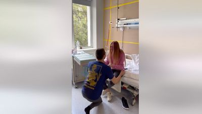 Український захисник "Хорус", якого звільнили з полону, освідчився коханій прямо у лікарні