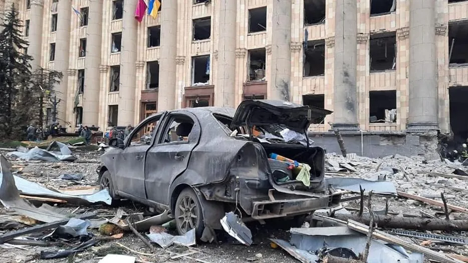Здание Харьковской ОГА после ракетного удара