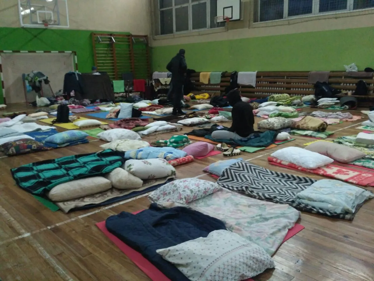 Біженці жили у спортзалі школи Біженці жили у спортзалі школи