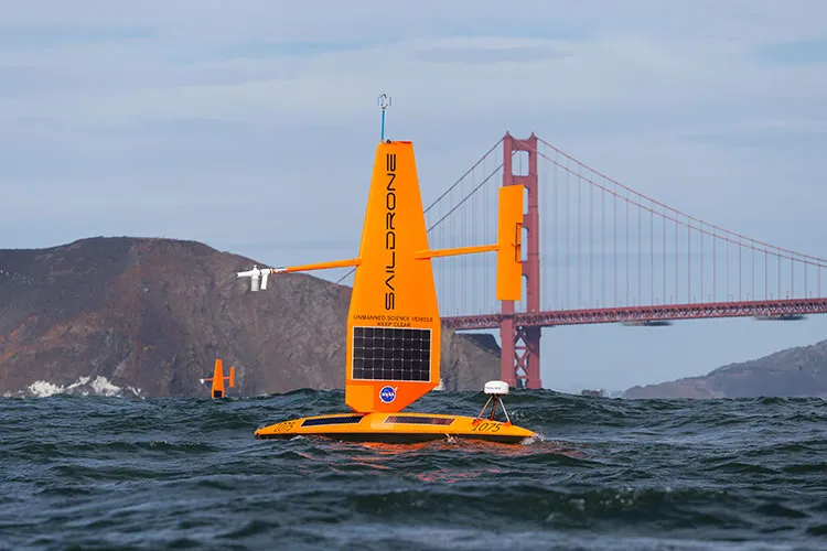 Один из роботов Saildrone Один из роботов Saildrone