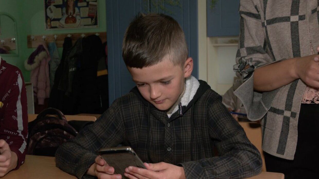 Обучение на Буковине - как школьники учатся по электронным учебникам, если нет интернета Обучение на Буковине - как школьники учатся по электронным учебникам, если нет интернета