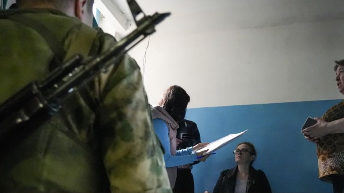 Окупанти в Енергодарі зі зброєю змушують людей голосувати на "референдумі" - 24 Канал