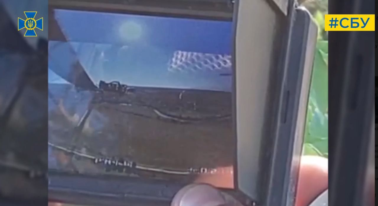 Як СБУ нищить російські танки біля Херсона Як СБУ нищить російські танки біля Херсона