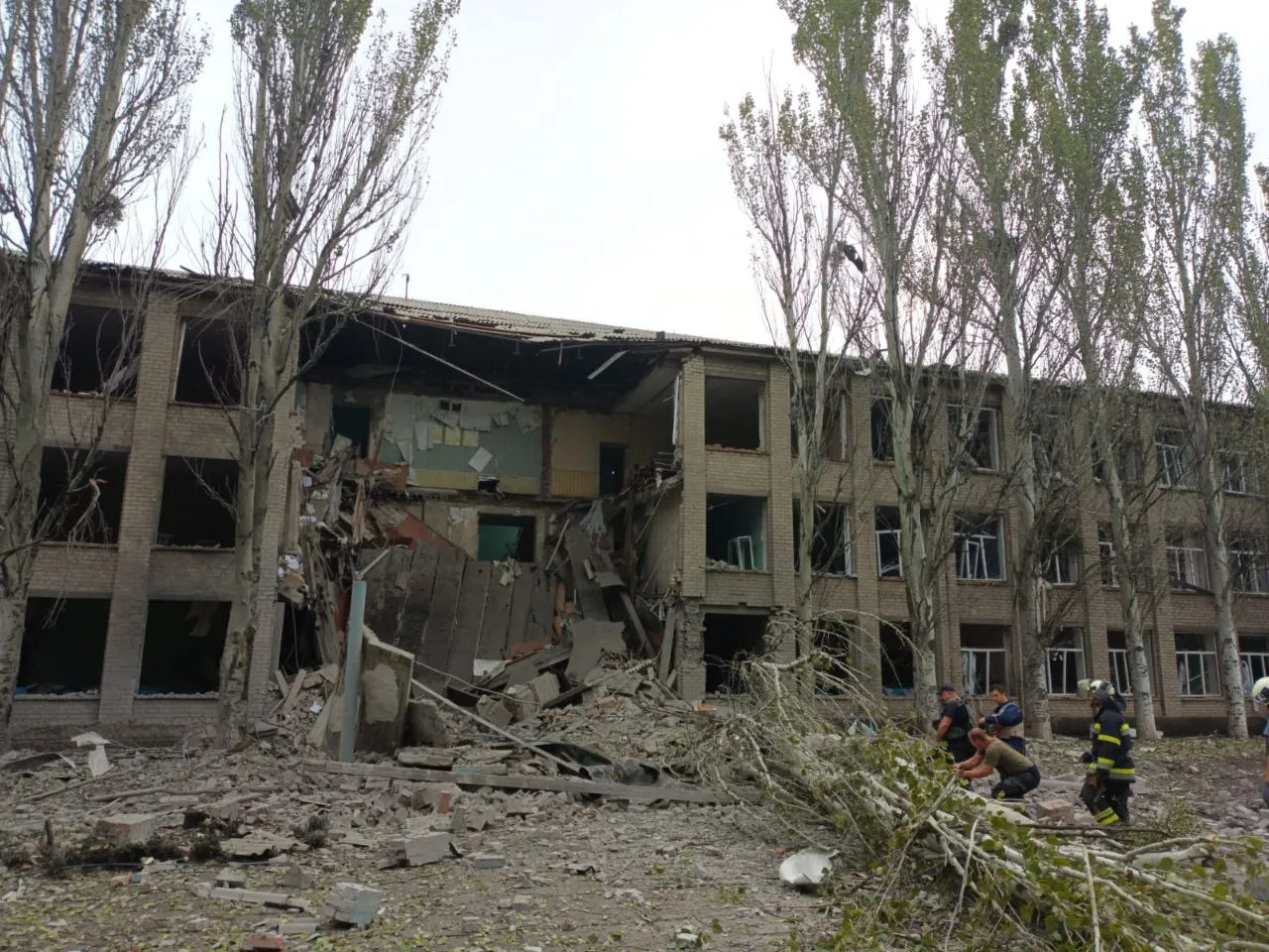 Окупанти атакували школу, де ховались цивільні