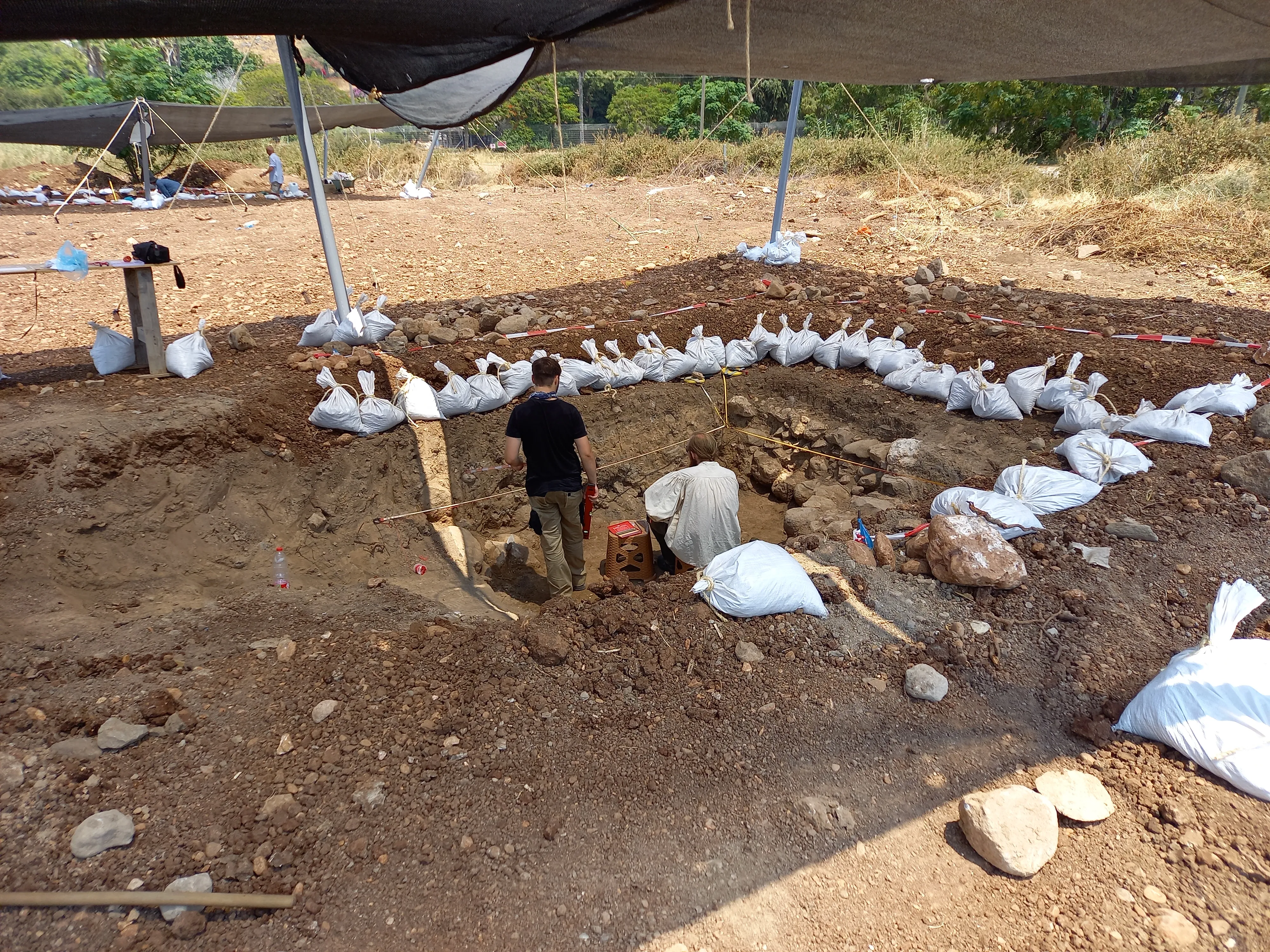 Процесс раскопок на берегу Галилейского моря Процесс раскопок на берегу Галилейского моря